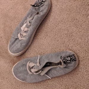 Grey sneakers. Size 8